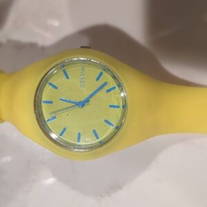Classic European Yellow Silicone Watch with Blue Hands
